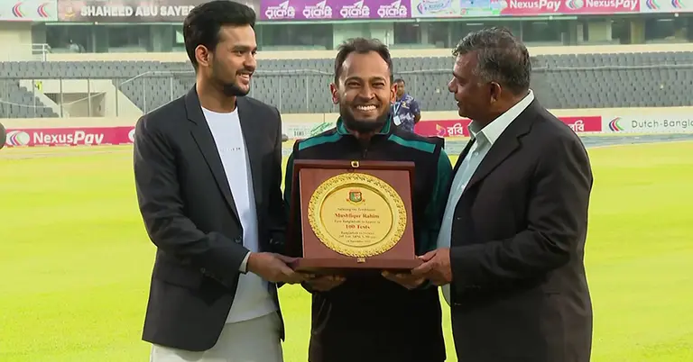 সম্মাননা স্মারক তুলে দিচ্ছেন ক্রীড়া উপদেষ্টা ও বিসিবি সভাপতি